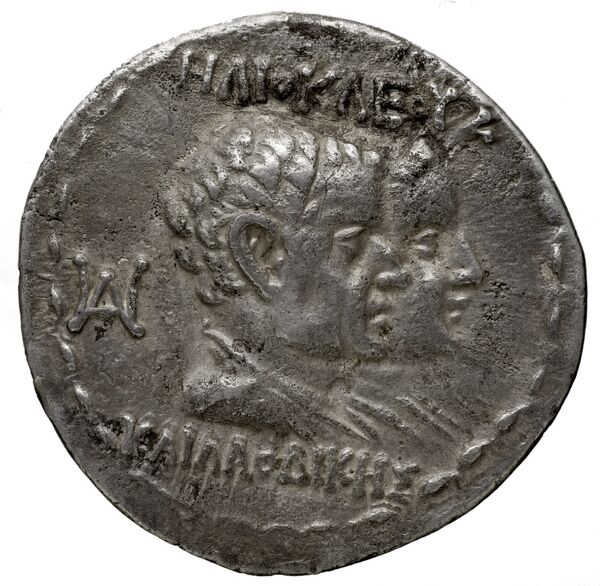 аверс Bactrian and Indo-Greek Coinage Heliocles and Laodice 3.1