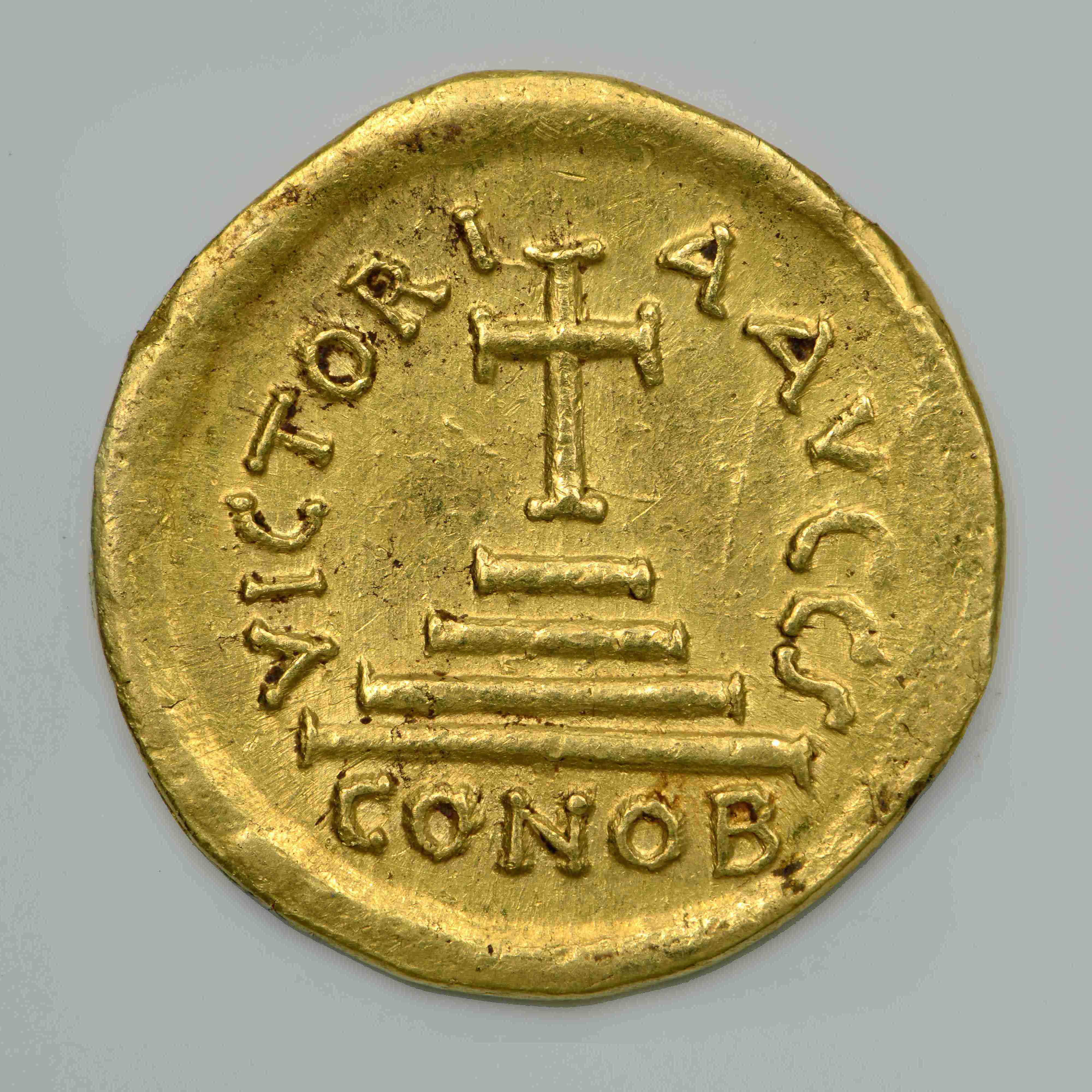 реверс Tiberios II Constantine — Solidus (Carthage, 579–580)