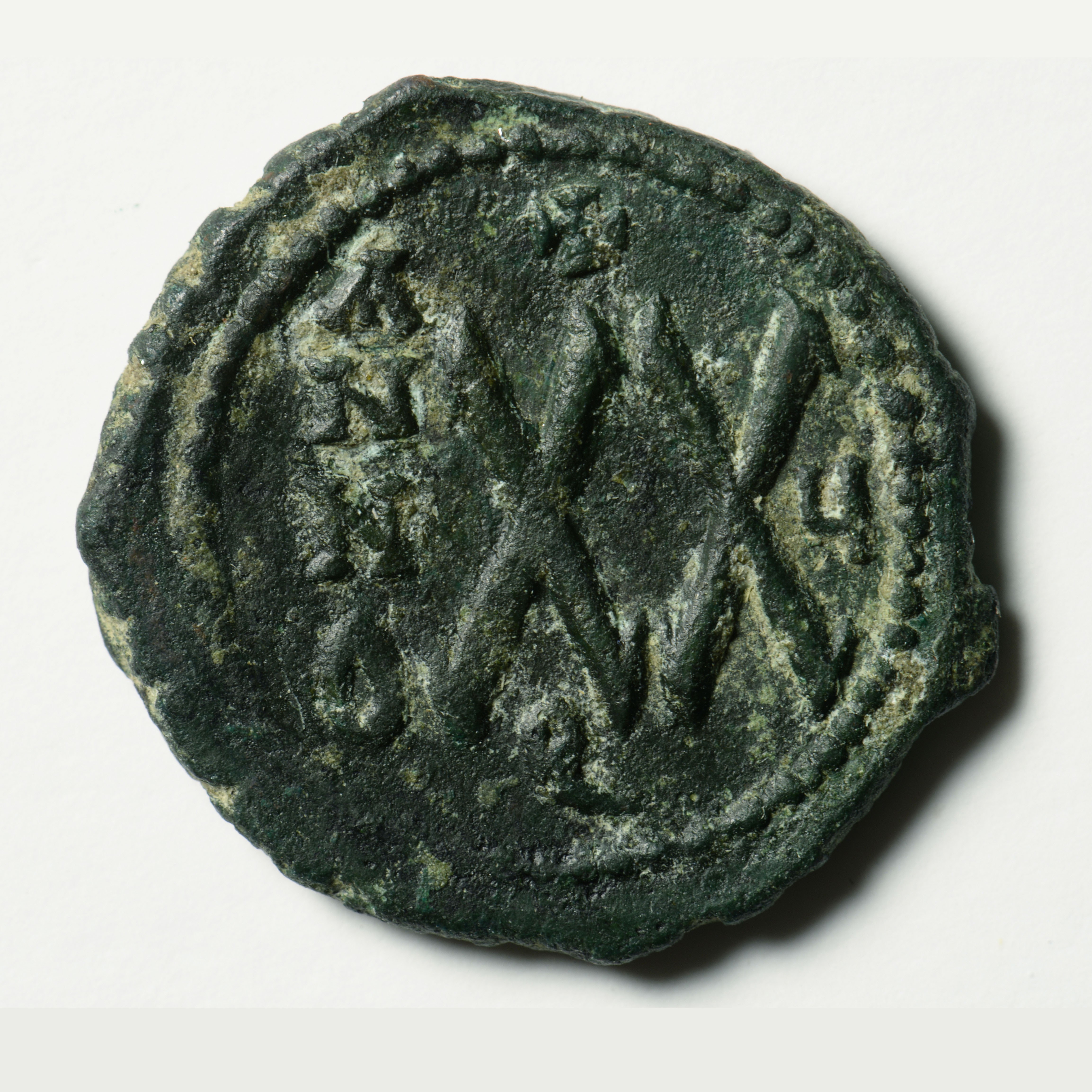 реверс Tiberios II Constantine — Half Follis (Antioch, 579)